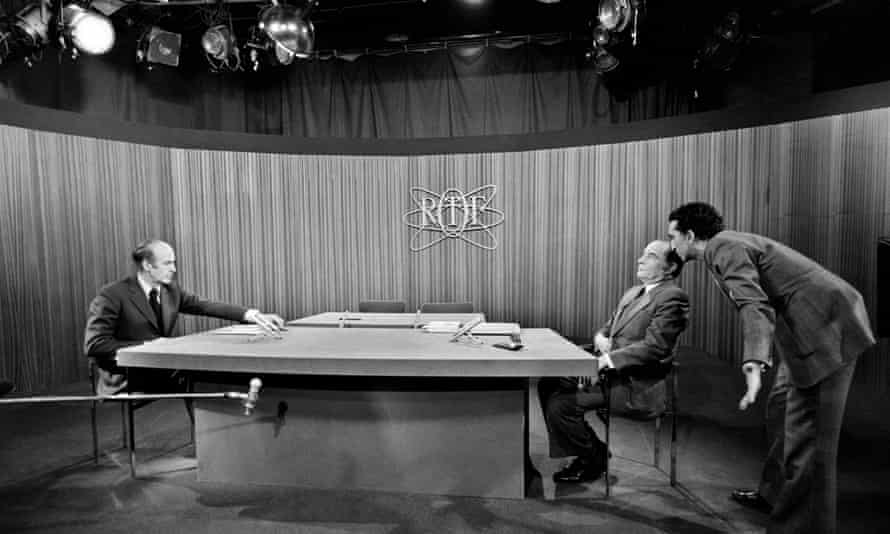 Valéry Giscard d'Estaing (à gauche) et François Mitterrand se préparent pour un débat électoral télévisé en mai 1974.