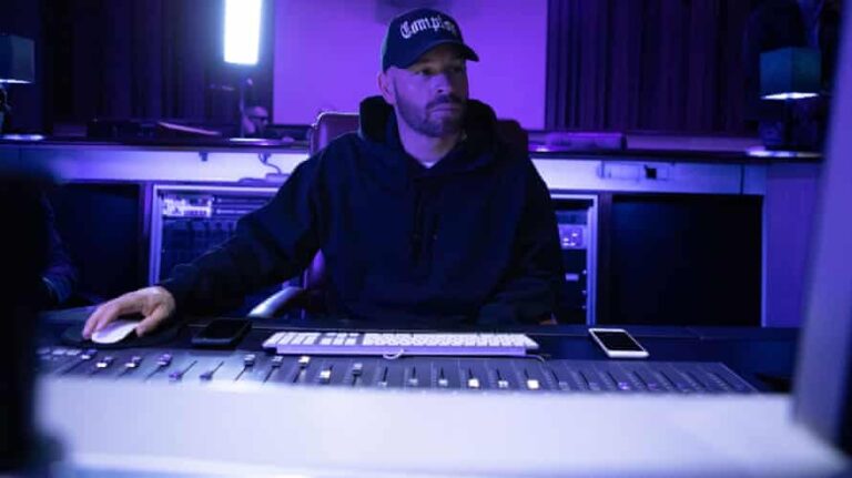 Le showrunner Franck Gastambide dans le rôle de DJ Sno dans All the Way Up.