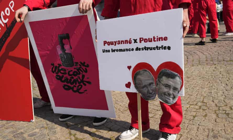 Une pancarte montrant Vladimir Poutine et le PDG de TotalEnergies, Patrick Pouyanné, lors d'une manifestation pour le climat à Paris.