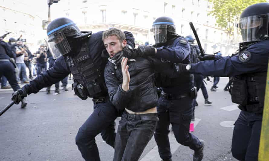 La police française arrête un manifestant à Paris.