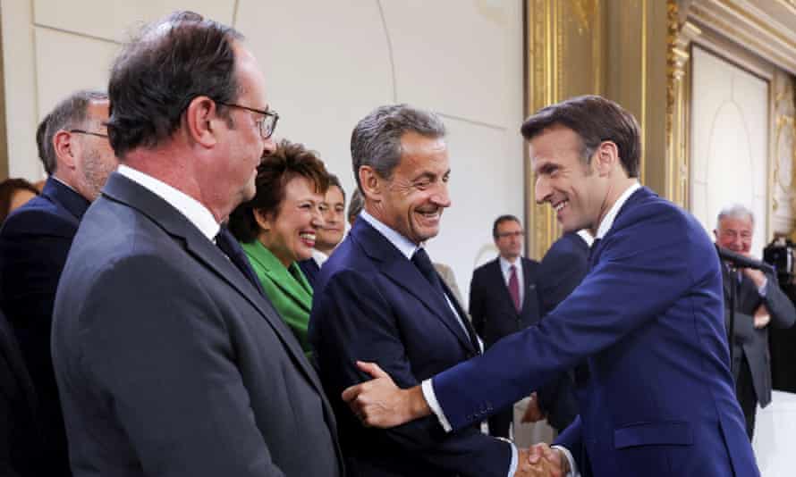 L'ancien président français François Hollande, à gauche, regarde l'ancien président français Nicolas Sarkozy serrer la main d'Emmanuel Macron lors de la cérémonie de son investiture.