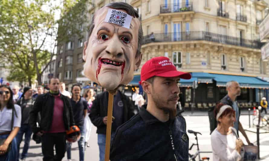 Des manifestants anti-Macron à Paris, en France, en juillet 2021.