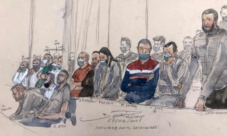 Croquis d'audience réalisé le 27 juin 2022, montrant l'accusé Salah Abdeslam (R) debout à côté de 13 autres accusés.