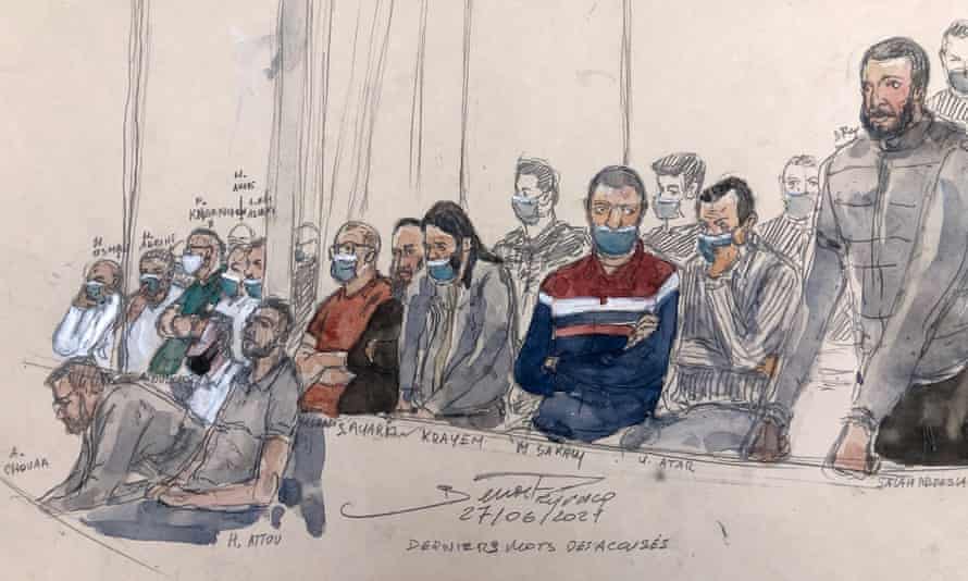 Croquis d'audience réalisé le 27 juin 2022, montrant l'accusé Salah Abdeslam (R) debout à côté de 13 autres accusés.