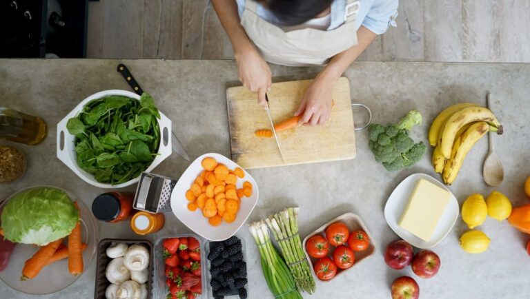 femme qui prepare son repas de régime