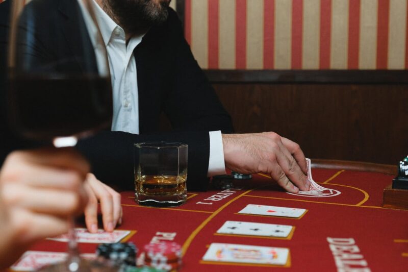 homme qui regarde ses carte de poker