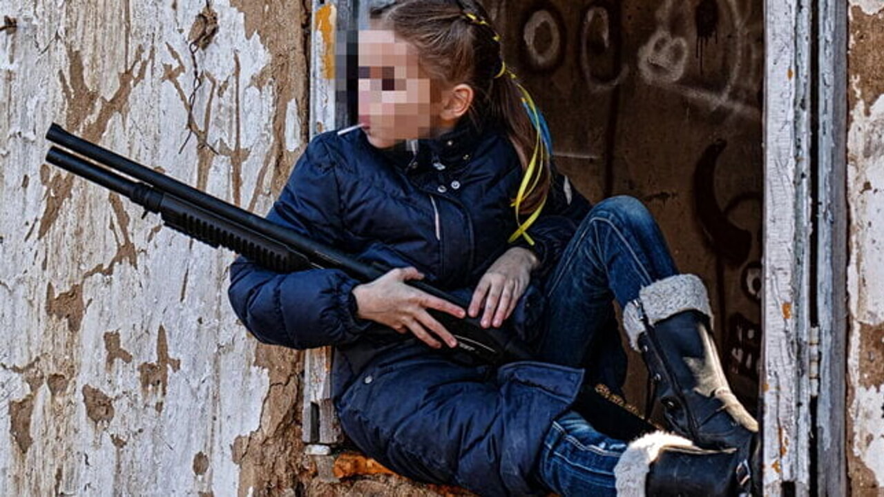 Qui est la fille avec le pistolet et la sucette de la photo qui est devenue virale