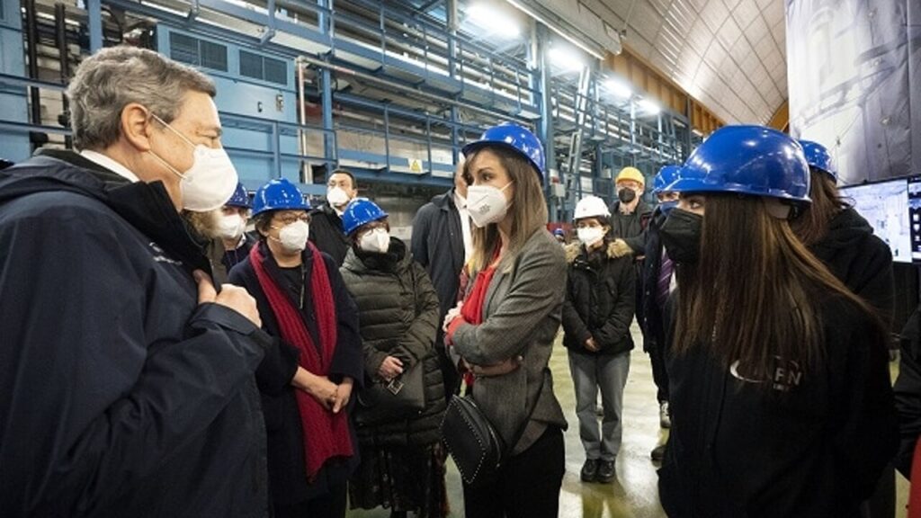1661810166_il-presidente-del-consiglio-mario-draghi-con-le-ricercatrici-in-visita-ai-laboratori-nazionali-del-gran-sasso-all-istituto-nazionale-di-fisica-nucleare-2.jpg