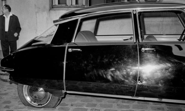 Citroën endommagée après la tentative d'assassinat de Charles de Gaulle en 1962