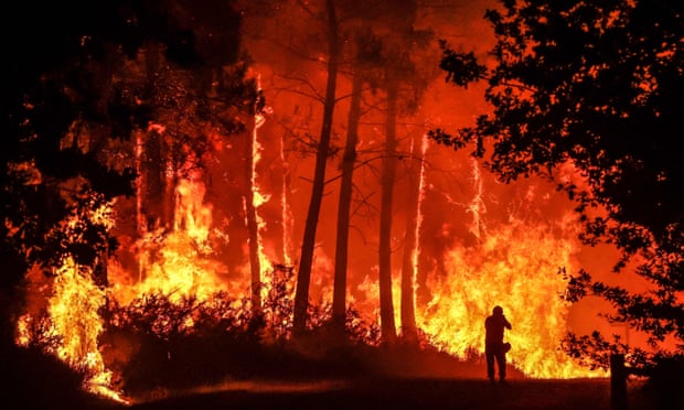 L'énorme feu de forêt près de Belin-Béliet, dans le sud-ouest de la France.