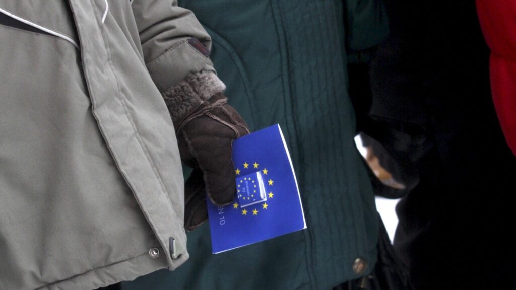 passaporti-estonia-foto-ansa-epa-valda-kalnina-2.jpg