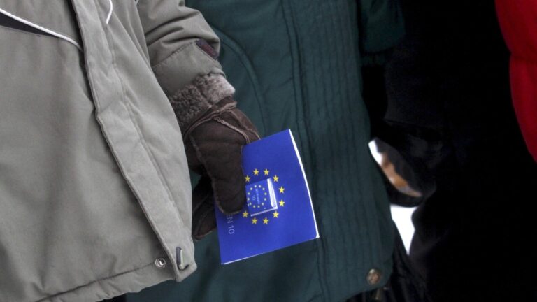 passaporti-estonia-foto-ansa-epa-valda-kalnina-2.jpg