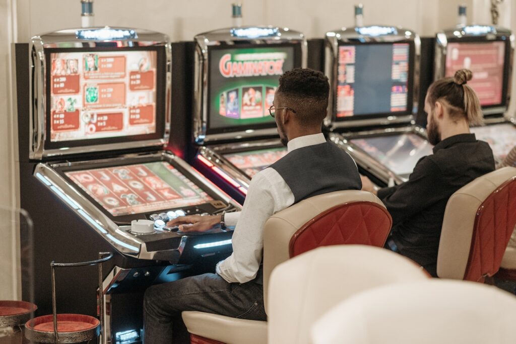 homme qui essaye une machine à casino