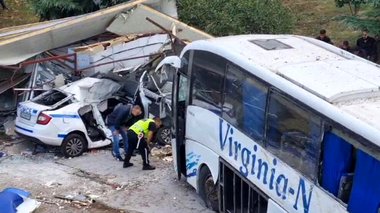 Bus rempli de réfugiés au poste de contrôle de force : deux policiers tués