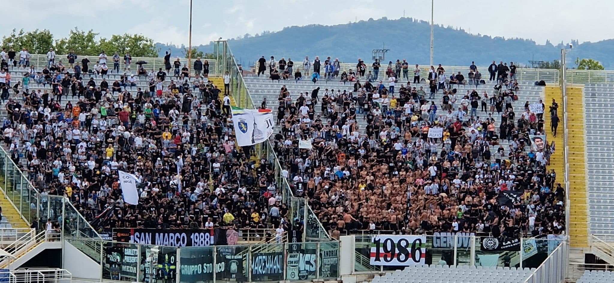 Les supporters de la Juventus se sont déchaînés en premier : « Florence en flammes » puis : « Fiorentino morceau de m*** »