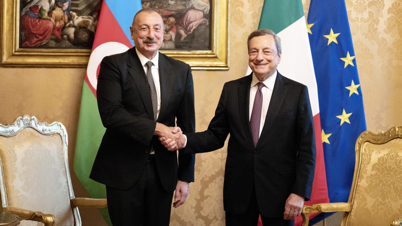 Aliyev, qui est le dictateur azerbaïdjanais (allié de l&rsquo;Italie) renforcé par la guerre en Ukraine
