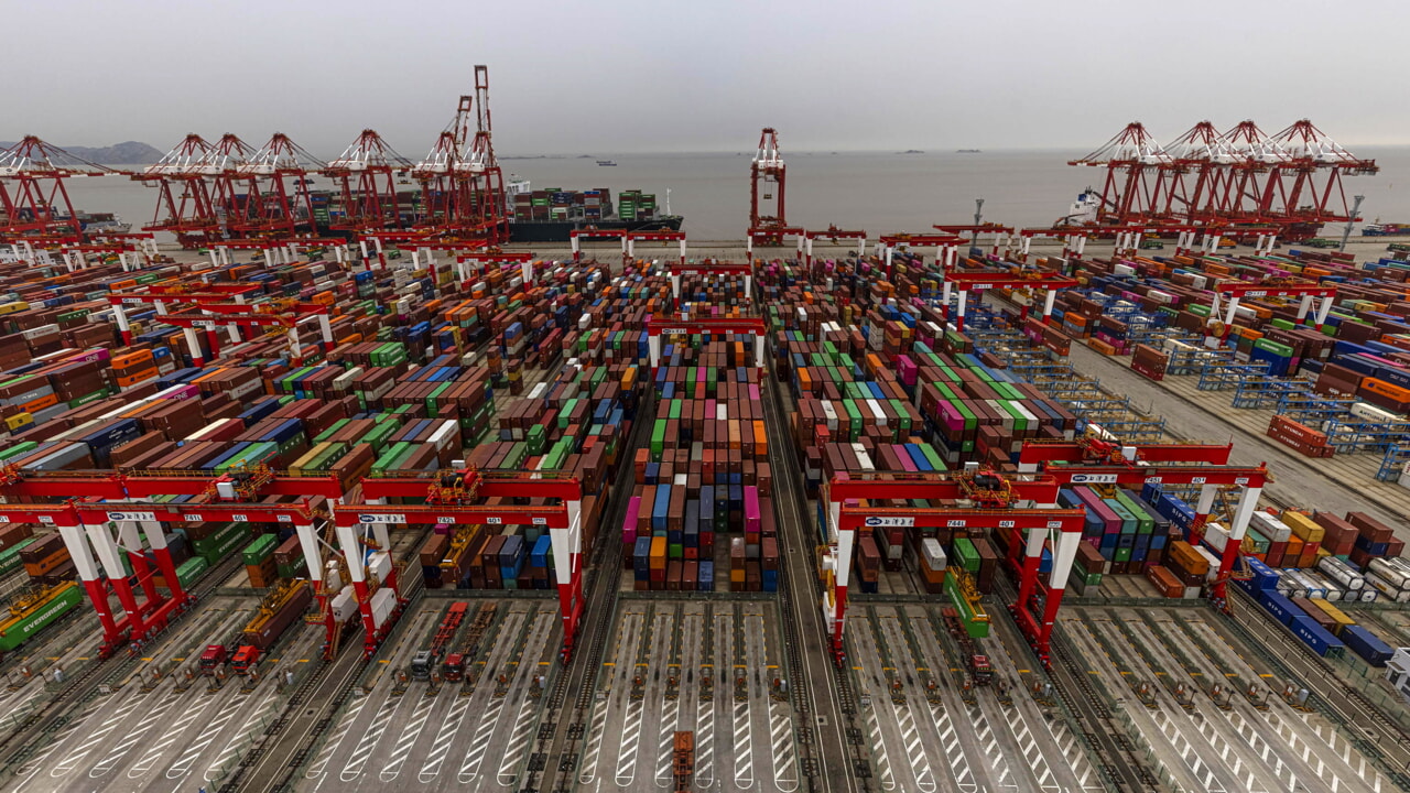 Un typhon force l&rsquo;arrêt des opérations dans le plus grand port de Shanghai