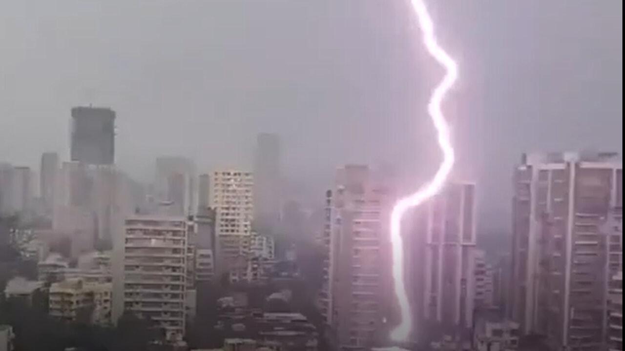 La vidéo de l&rsquo;effrayant éclair tombé sur Mumbai