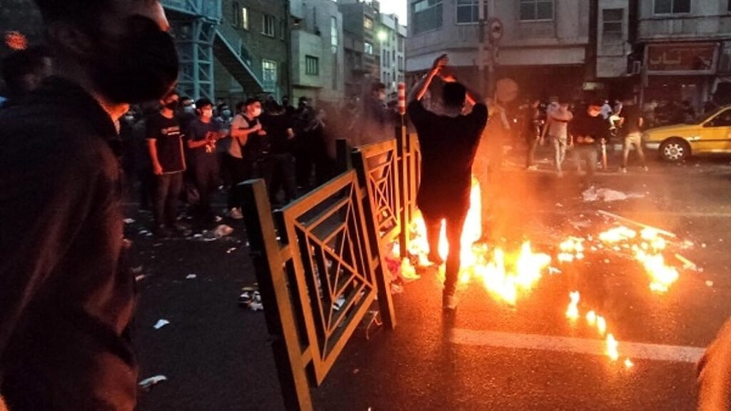 iran-proteste-velo-ansa-epa-2.jpg