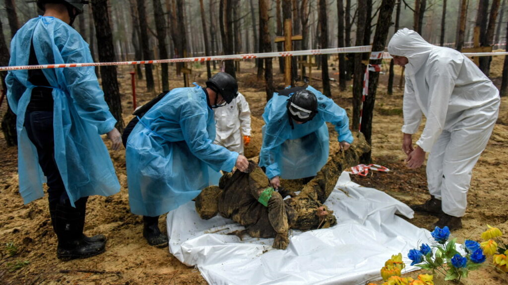 izium-ucraina-fossa-comune-epa-2.jpg