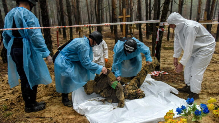 izium-ucraina-fossa-comune-epa-2.jpg