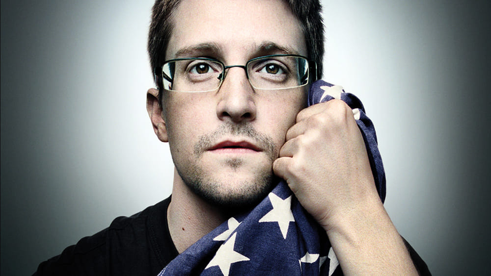 Le dénonciateur américain Snowden jure allégeance à Moscou et retire son passeport russe