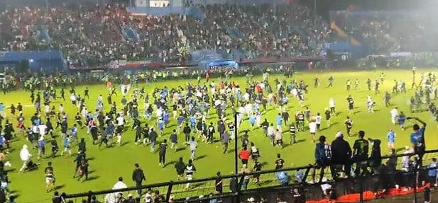 Deux cents morts dans un match de football en Indonésie.  La haine dans le football finira-t-elle ?