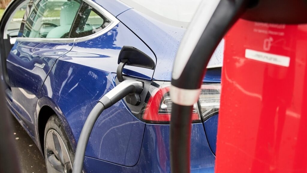 colonnina-auto-elettrica-ricarica-2.jpg