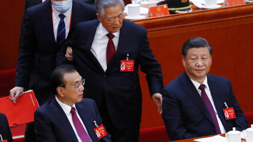 l-ex-presidente-hu-jintao-allontanato-da-presidente-xi-jinping-durante-la-cerimonia-di-chiusura-del-congresso-del-partito-comunista-cinese-a-pechino-il-22-ottobre-2022-2.jpg