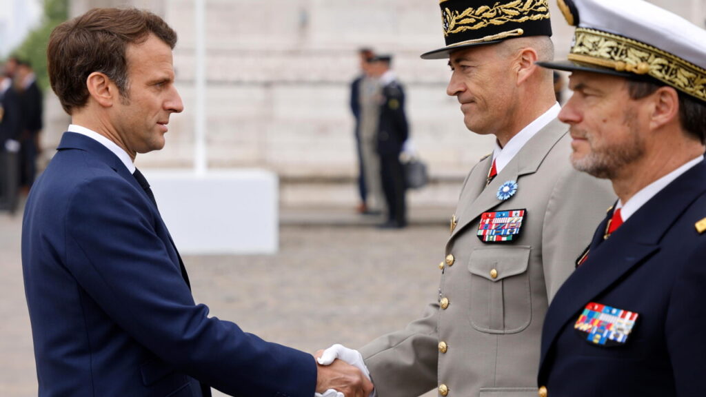 macron-esercito-epa-2.jpg
