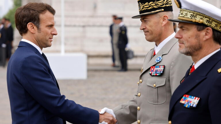 macron-esercito-epa-2.jpg