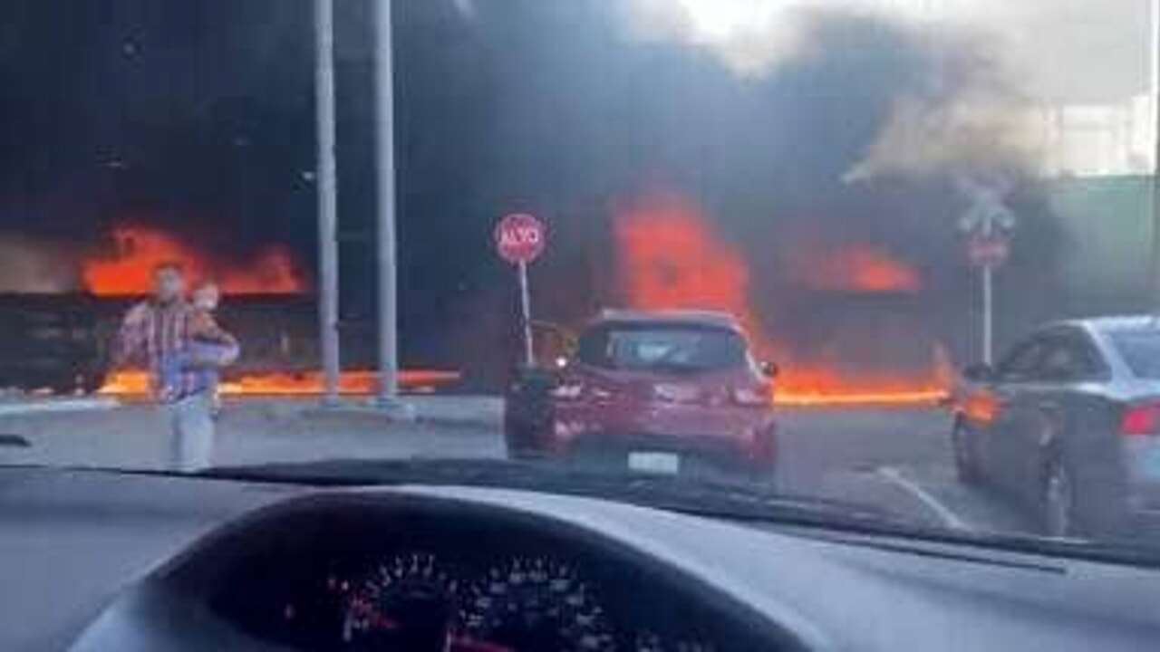 Un pétrolier s&rsquo;écrase et explose : des flammes sur des maisons, plus de 800 personnes évacuées