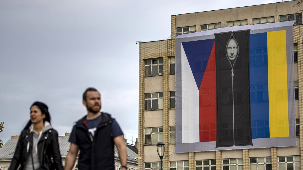 Poutine comme un cadavre sur la façade du ministère