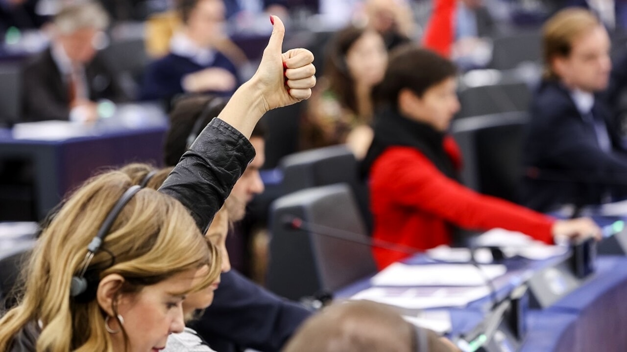 Le Parlement européen demande plus d&rsquo;armes à l&rsquo;Ukraine, le Mouvement 5 étoiles s&rsquo;abstient