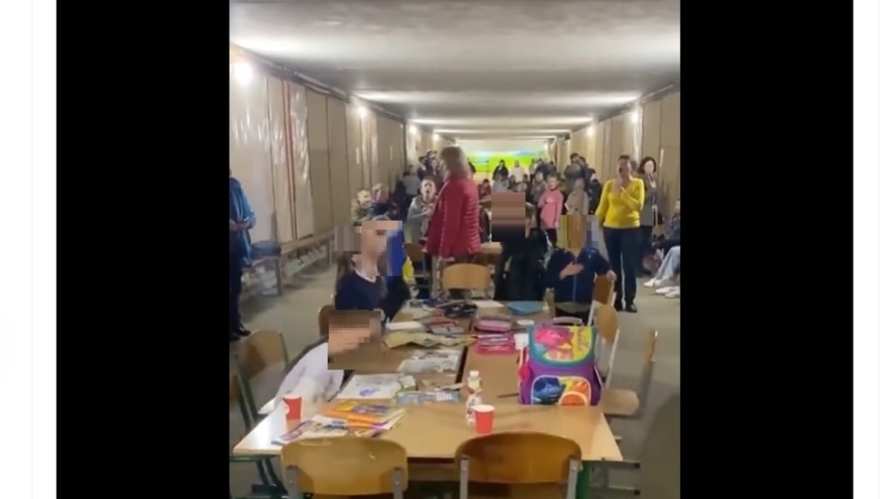 Les enfants de Kiev dans les refuges chantent l&rsquo;hymne national après l&rsquo;attaque russe