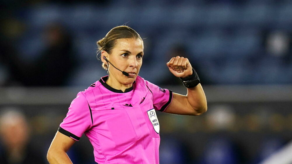 Stéphanie Frappart est la première femme à arbitrer en Ligue des champions masculine : elle dirigera Juventus-Dinamo Kiev