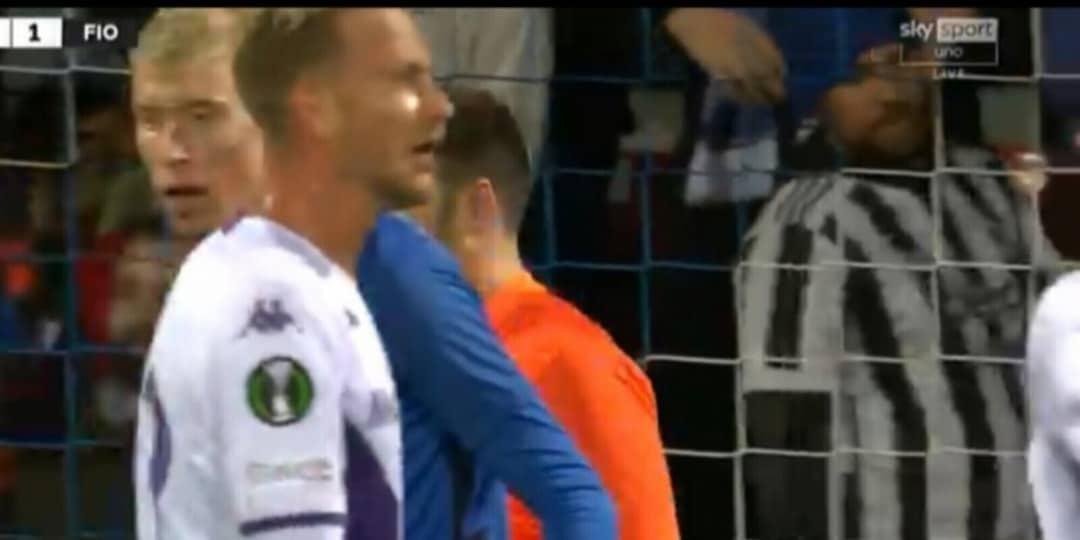 Deux supporters de Riga provoquent la Fiorentina en portant le maillot Vlahovic de la Juventus