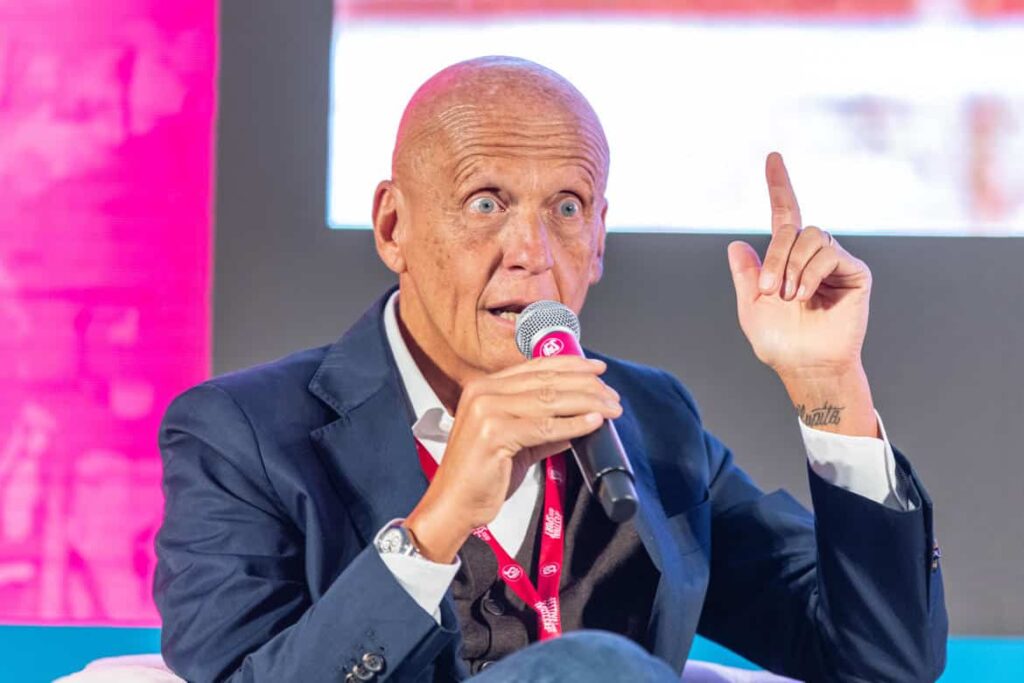 PIERLUIGI-COLLINA-L-ARBITRO-MONDIALE-Nella-foto-Pierluigi-COLLINA-Festival-dello-Sport-Palazzo-della-Regione-Trento-24-settembre-2022_imagefullwide.jpg