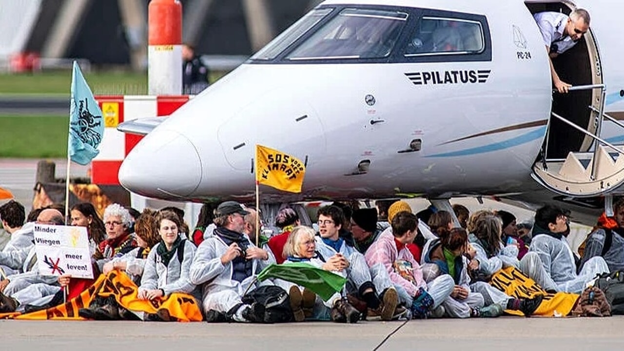 Des militants pour le climat bloquent des avions sur la piste