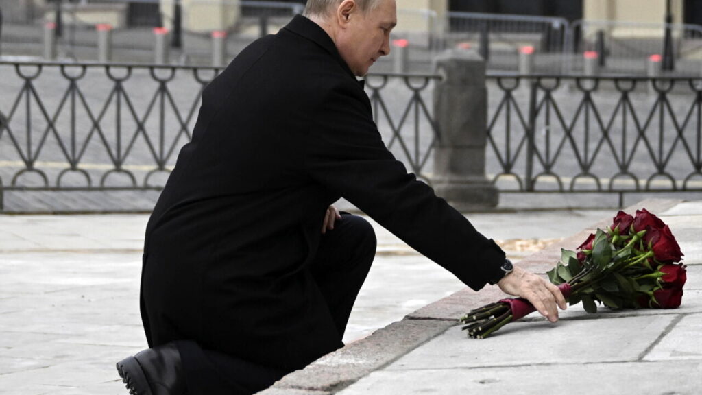 il-presidente-russo-vladimir-putin-lascia-un-mazzo-di-rose-al-monumento-a-minin-e-pozharsky-a-mosca.jpg