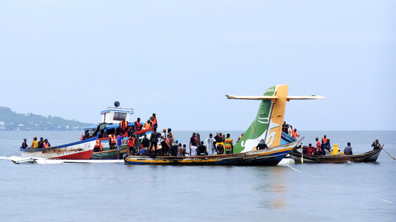 L&rsquo;avion s&rsquo;écrase dans le lac après une tentative d&rsquo;atterrissage : morts et blessés