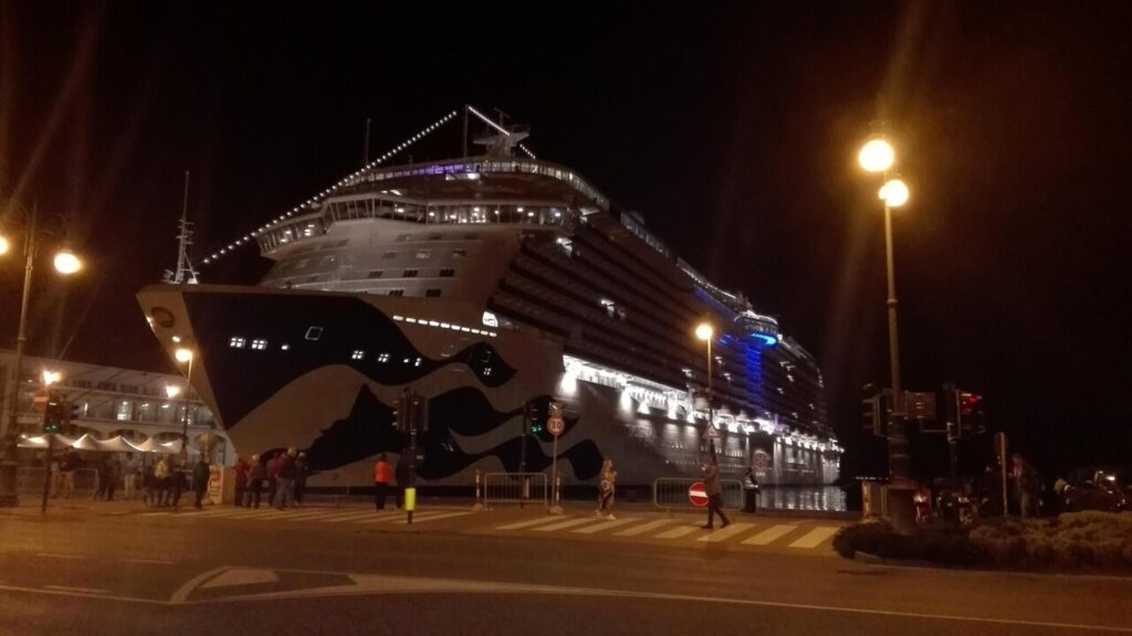 la-majestic-princess-la-piu-grande-nave-da-crociera-mai-costruita-in-italia-fincantieri-attraccata-a-trieste-mella-serata-del-30-marzo-2017-dopo-la-consegna-al-gruppo-carnival-ansa-francesco-de-filippo.jpg