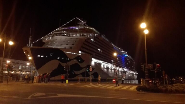 la-majestic-princess-la-piu-grande-nave-da-crociera-mai-costruita-in-italia-fincantieri-attraccata-a-trieste-mella-serata-del-30-marzo-2017-dopo-la-consegna-al-gruppo-carnival-ansa-francesco-de-filippo.jpg