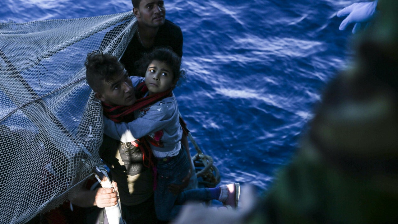 Les garde-côtes enfoncent un bateau avec des migrants à destination de l&rsquo;Italie : 3 enfants morts
