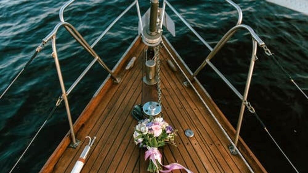 Mariage sur un bateau : idées, robes, faveurs de mariage et invitations