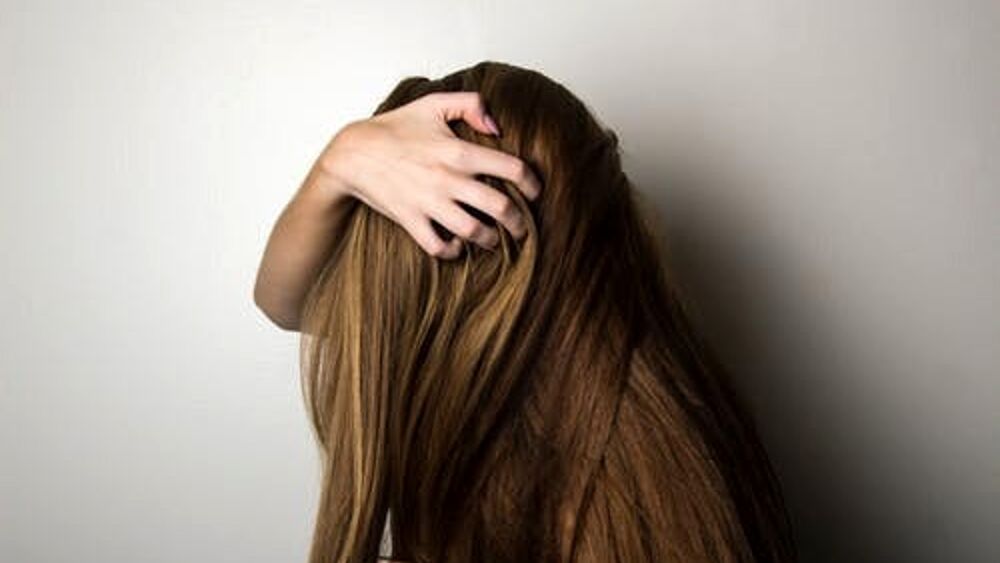 Enlever l&rsquo;effet paille de vos cheveux : comment prendre soin des cheveux secs après le soleil d&rsquo;été