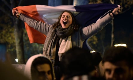 Femme agitant un drapeau et chantant