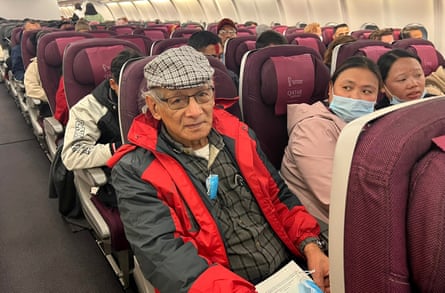Charles Sobhraj dans l'avion de Katmandou vers la France.
