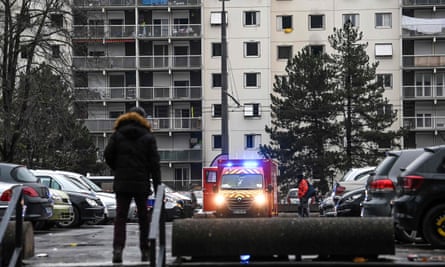 Un véhicule de pompiers garé à l'extérieur de l'immeuble de sept étages à Vaulx-en-Velin où 10 personnes ont trouvé la mort.