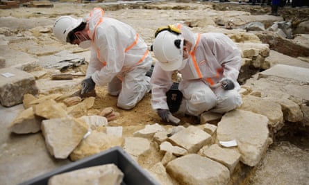 Des archéologues fouillent le sol de la cathédrale Notre-Dame.